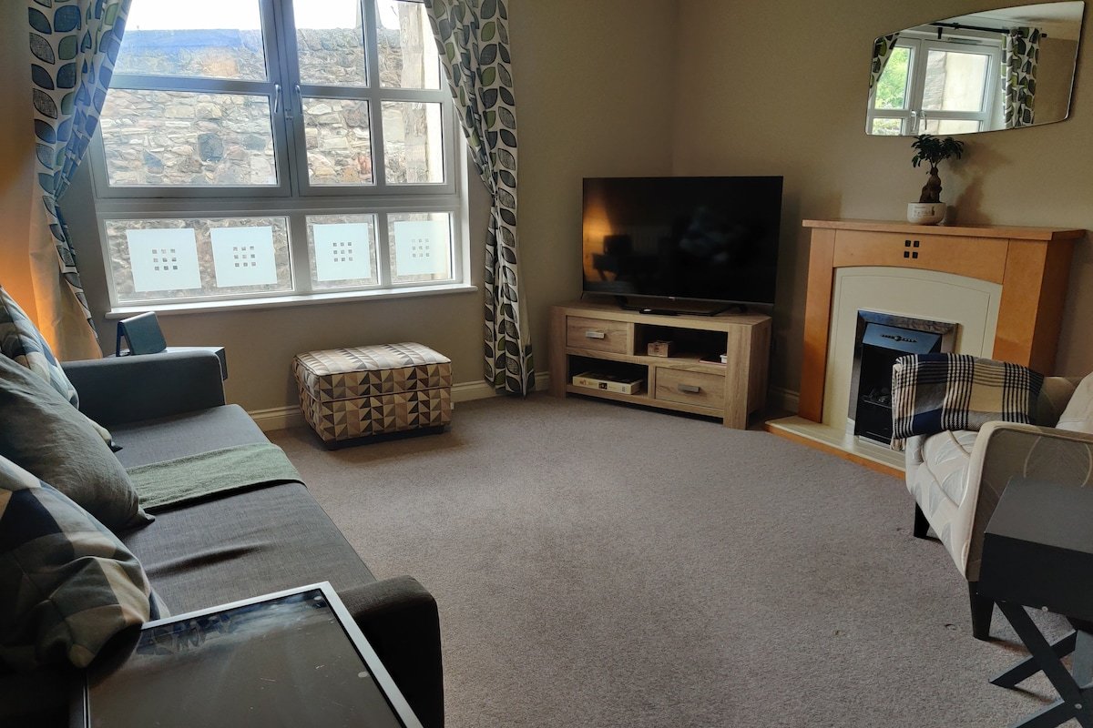 Next to the Palace and Royal Mile with parking gallery image 4