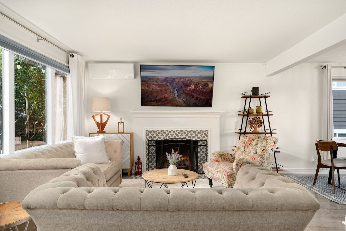4 BR Luxury Craftsmen | Queen Anne | Family/Pet+ gallery image 3