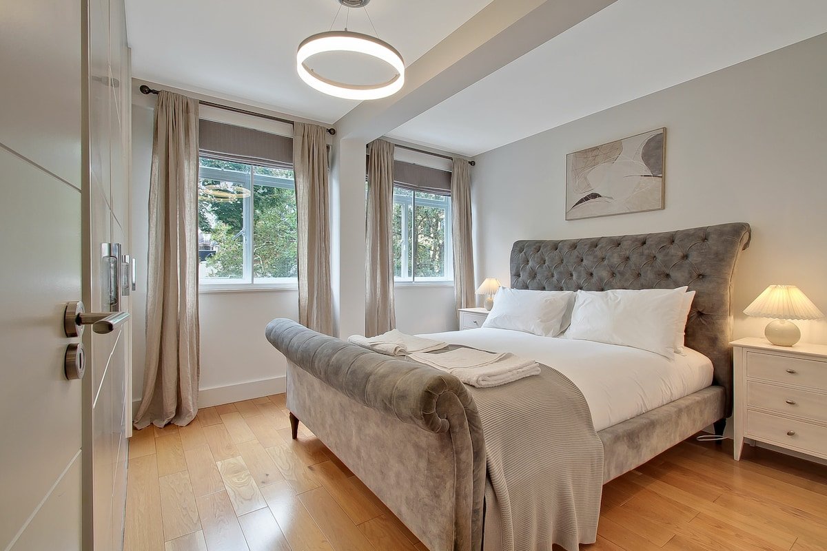 Prime Central Chelsea 2 Bed / 2 Bathroom w/balcony gallery image 2