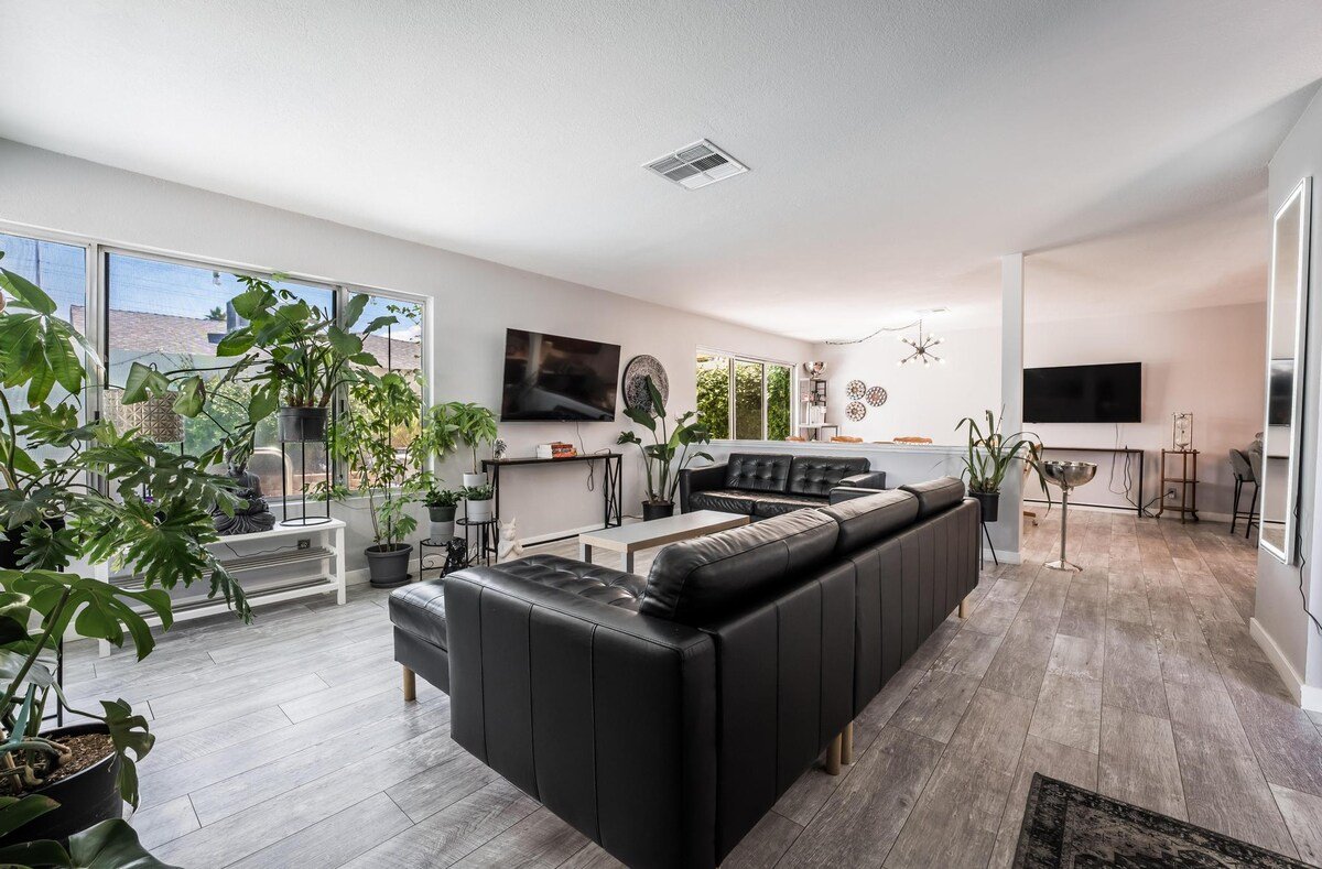 Renovated 10 mins to strip gallery image 5