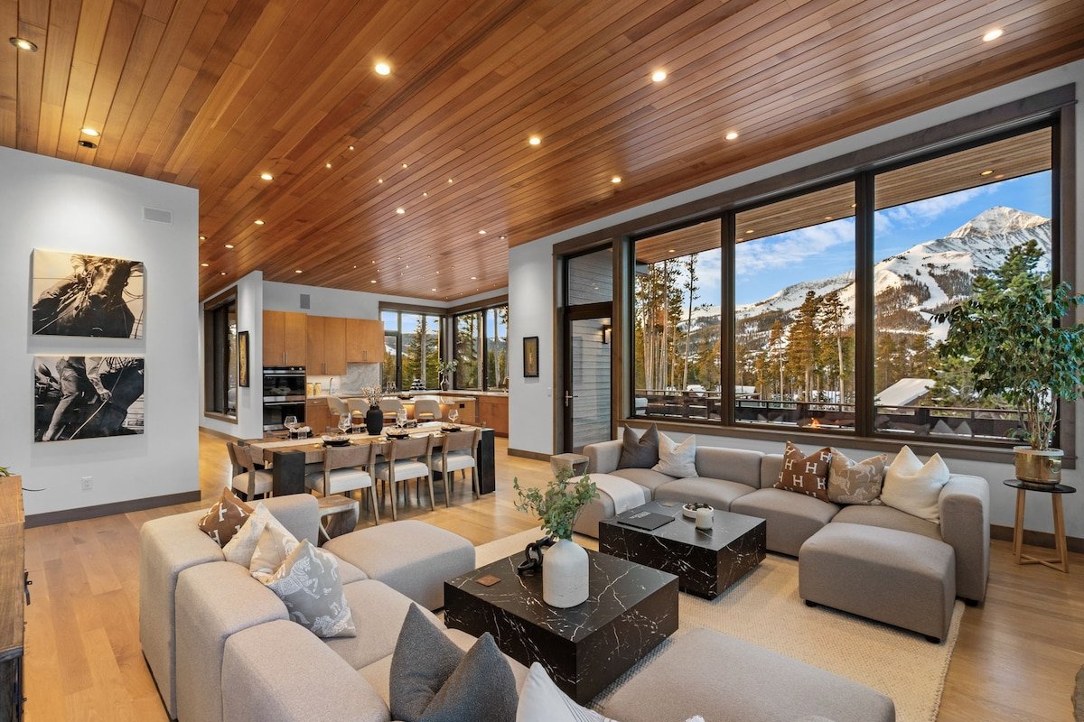 Big Sky Luxury + Hot Tub, Firepit, Epic Views!