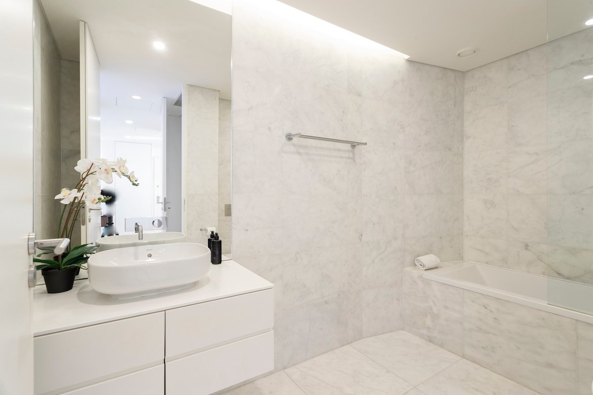 MY LX FLAT Stunning and Bright 2BR Apartment gallery image 5