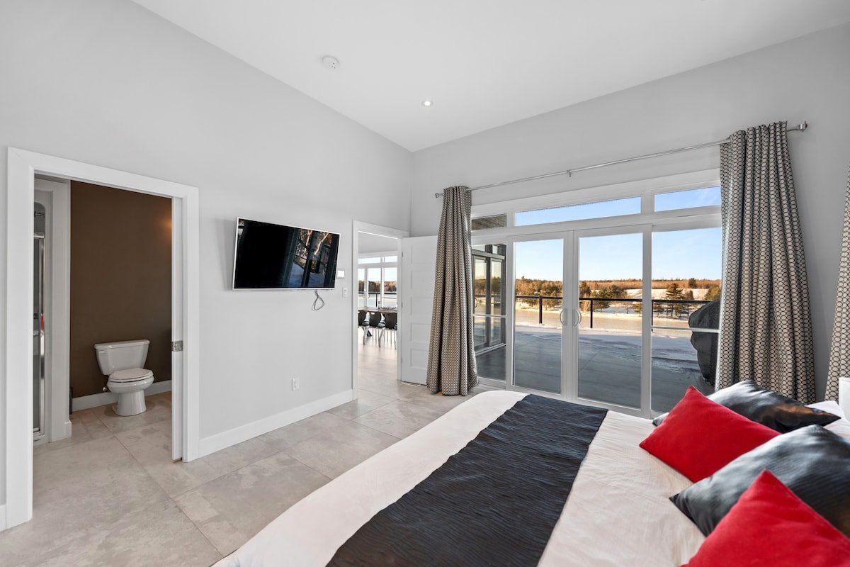 Charming Modern Waterfront Cottage gallery image 5