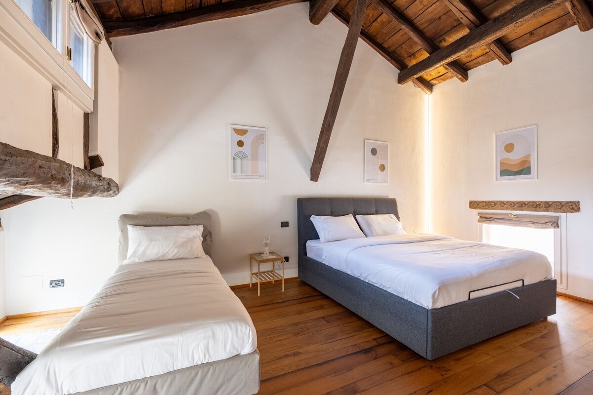 Dimora De’ Poeti | 250m² Attic with Jacuzzi gallery image 5