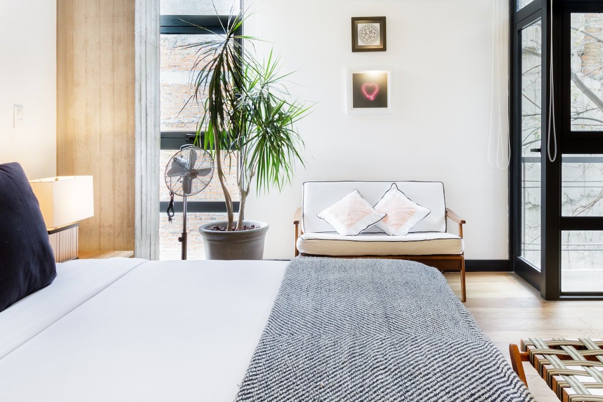 Explore La Roma from an Industrial-Chic Apartment gallery image 5