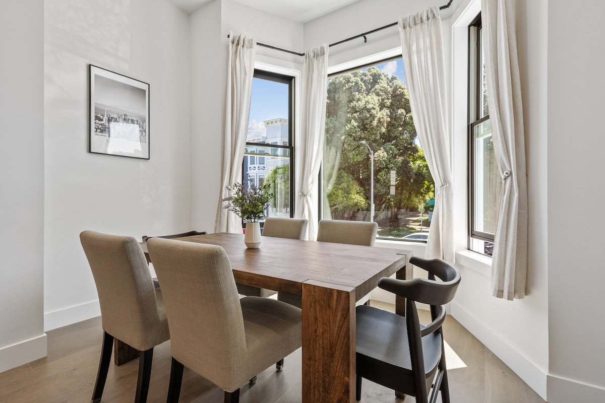 Newly Renovated 3 BR/2BA Victorian House gallery image 2