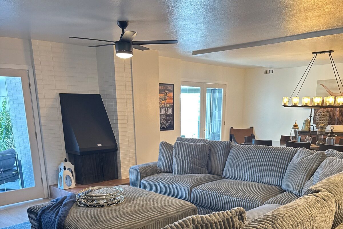 RARE FIND 2000 SQ ft 17th FLOOR CONDO gallery image 3