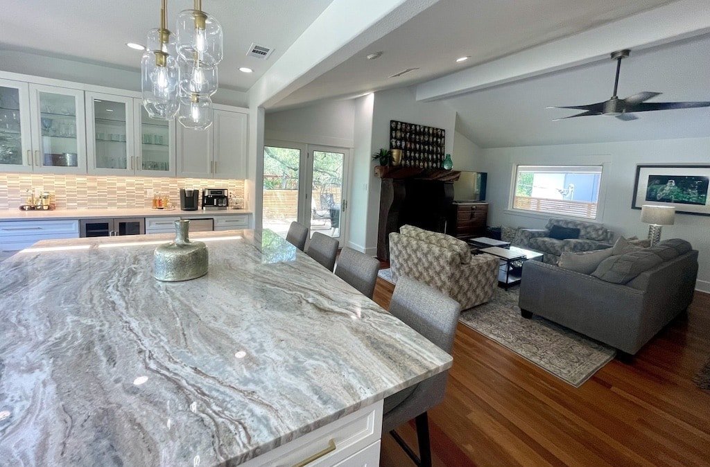 Unique DOWNTOWN SoCo Austin Jewel!! gallery image 5