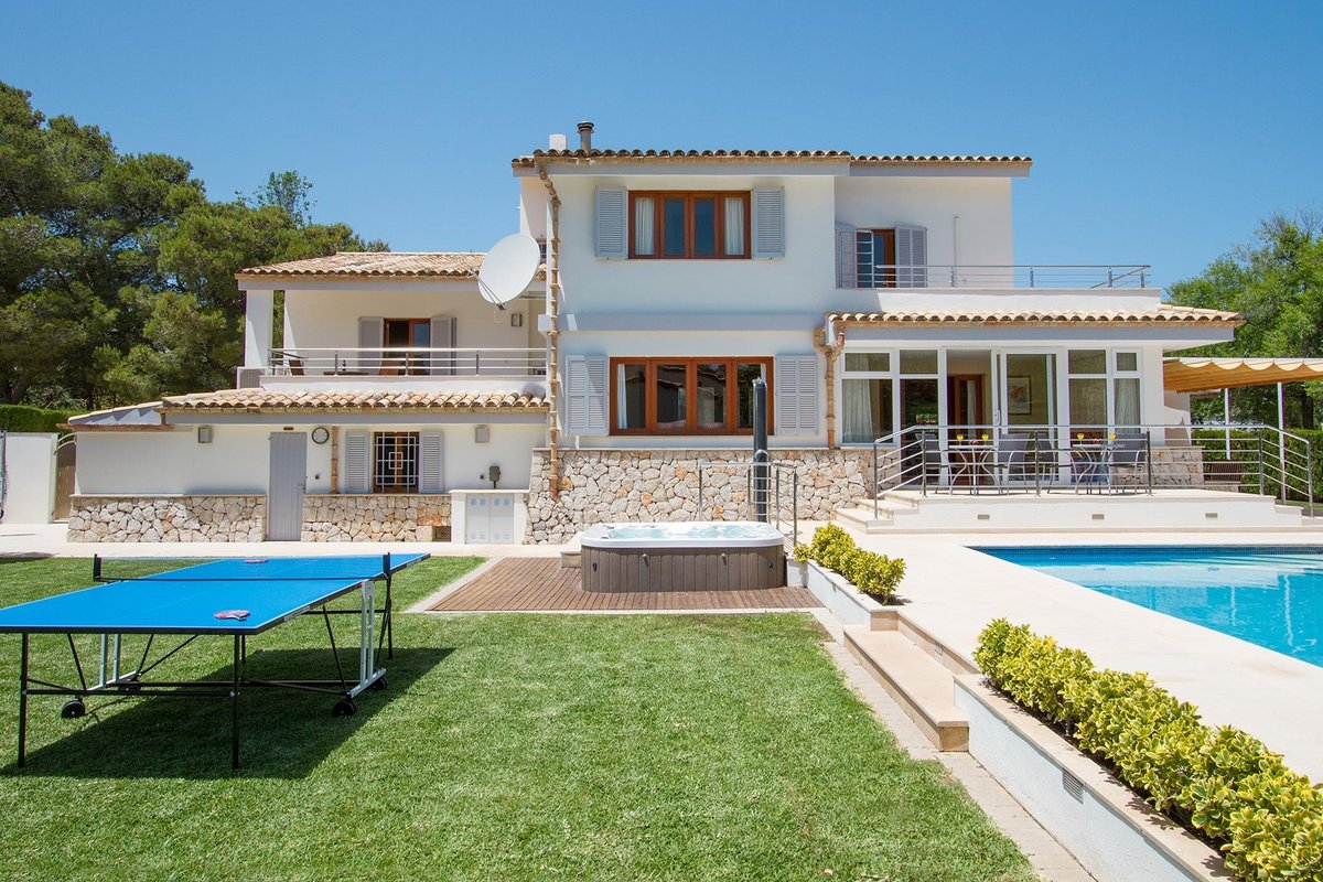 Walk to Beach! Big family Villa w/ Pool & hot tub
