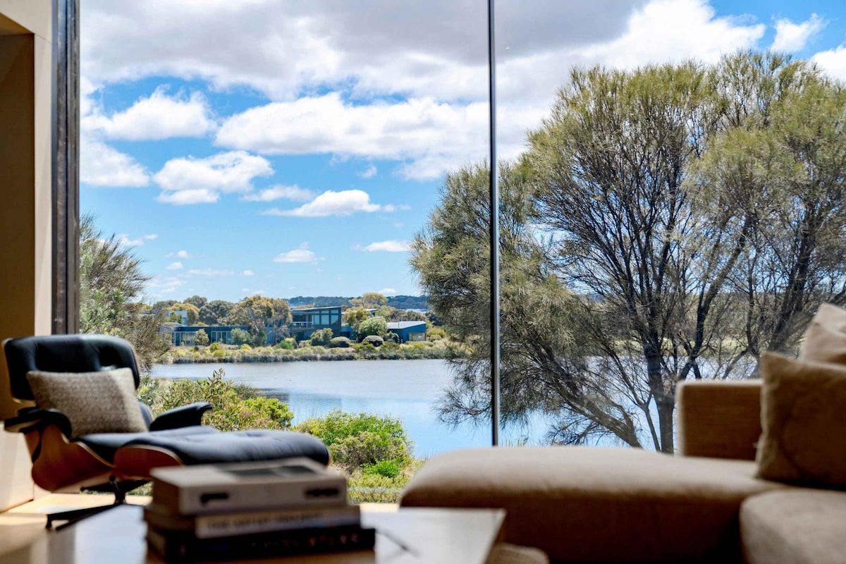 Front Row Golf & Lake Views Luxe Coastal Retreat gallery image 3