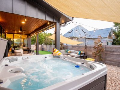 Luxe Downtown Austin Home- HotTub – Putting Green