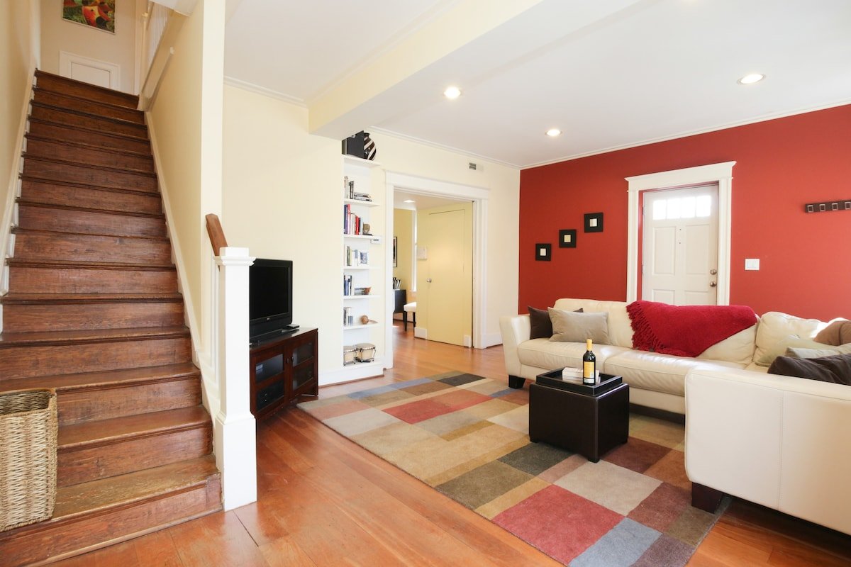 Beautiful Georgetown House w Patio gallery image 4