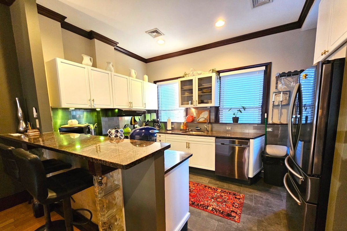 *Modern City Triplex!! *Close to Center gallery image 4