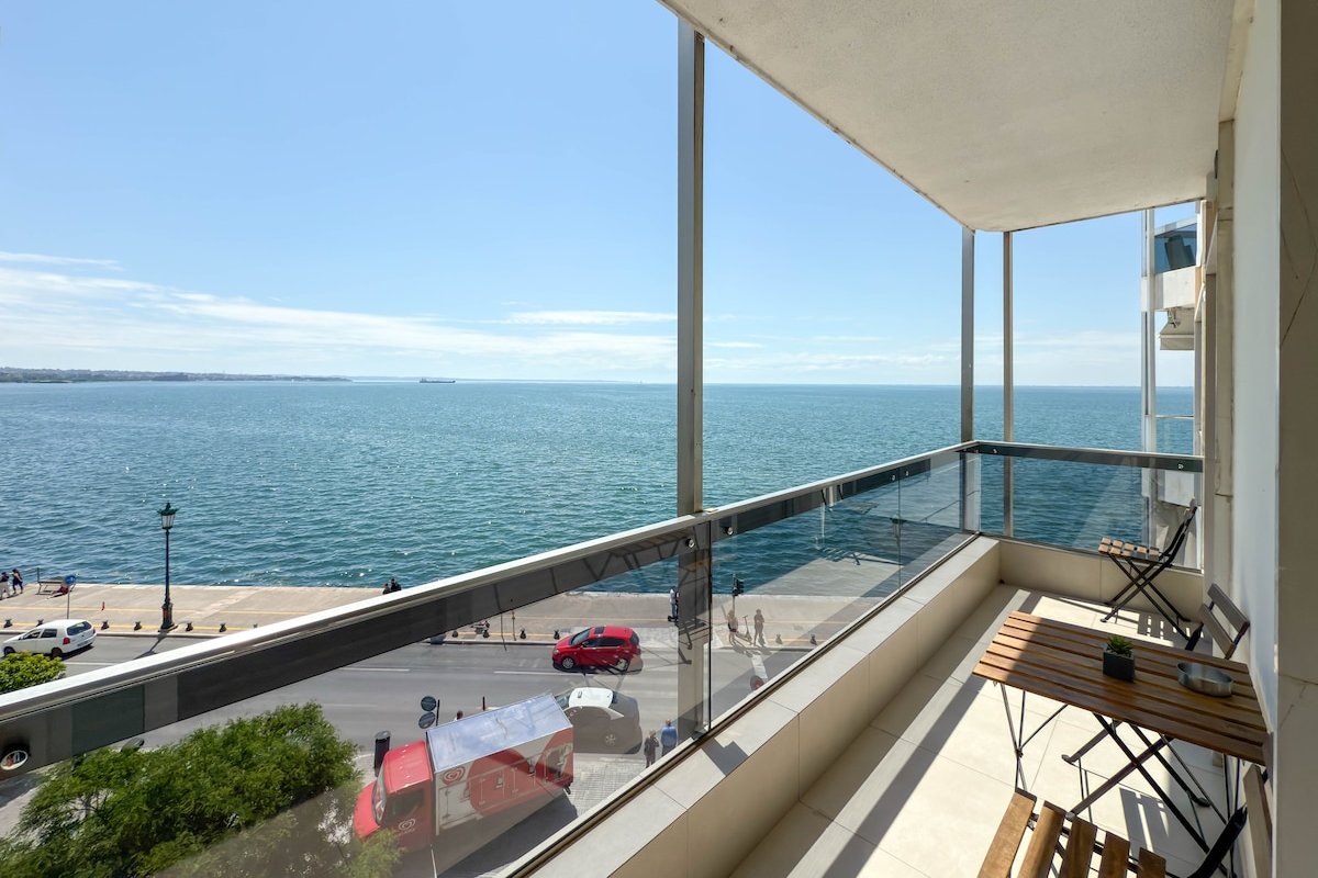 Luxury Sea View Retreat gallery image 2