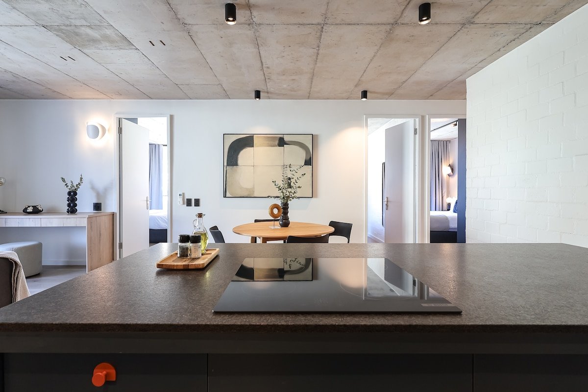 Oceanview Elegance – Rooftop Pool & Concierge gallery image 2