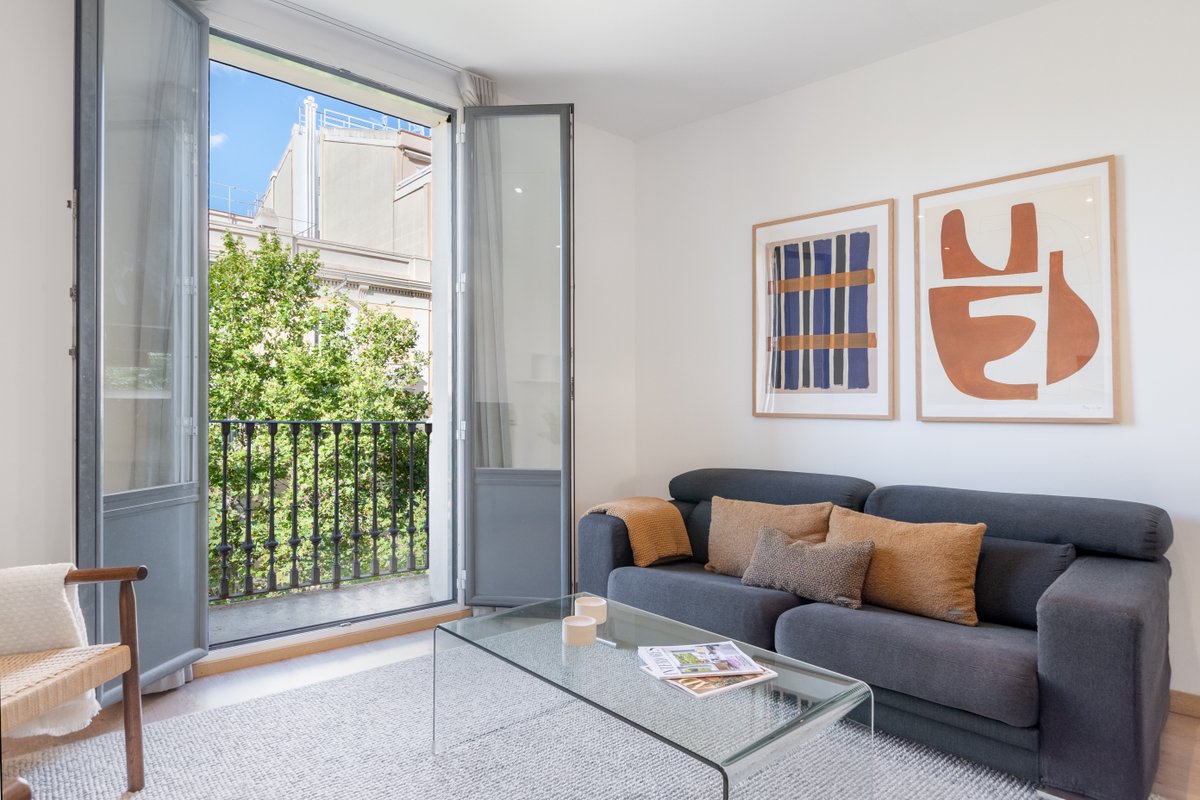 Bright apartment with balcony near to Eixample