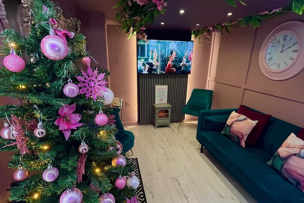 Manchester’s ONLY themed slumber party suite for 8 gallery image 2