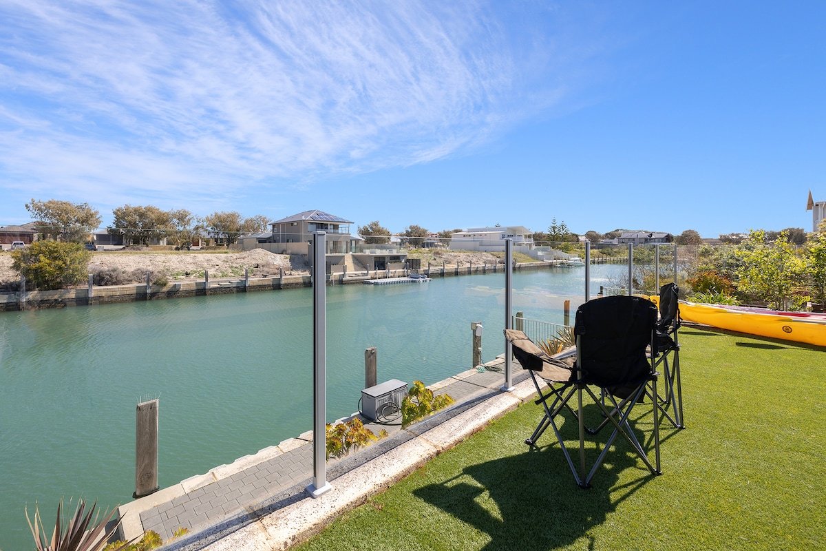 Spacious family waterfront peaceful dream home gallery image 2