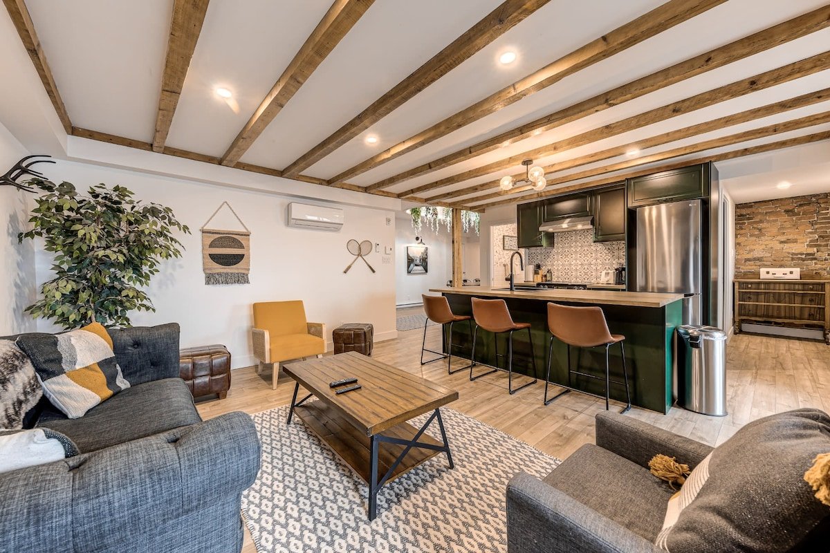 Spectacular 3 Bedroom Old Quebec Penthouse gallery image 2