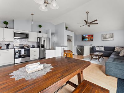 Modern, Luxury 6BR, Downtown w/all Events, Sports!