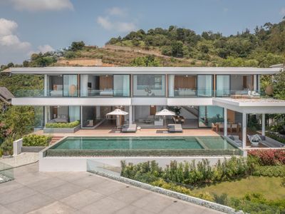 Emerald, World-class sea views, gym, cinema, chef