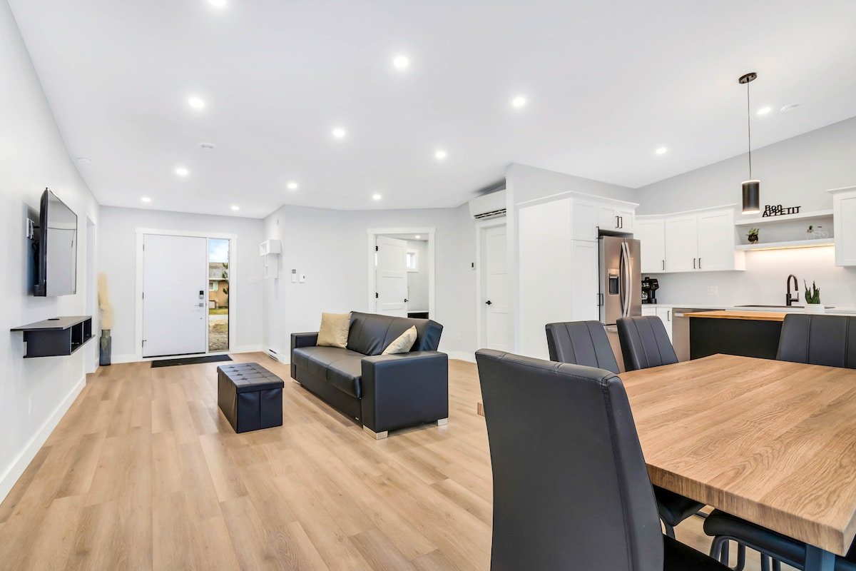 Beachfront Luxury Home with Pool & Hot Tub 99 gallery image 5