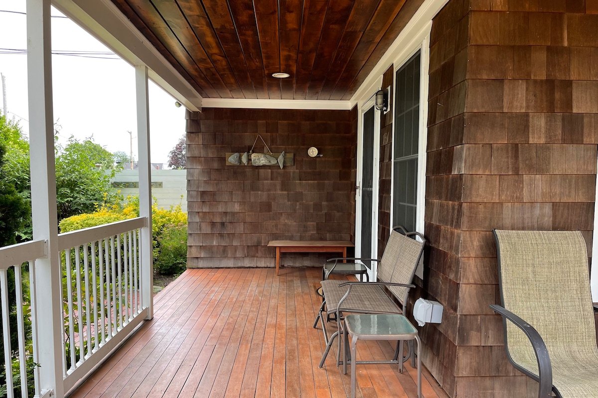 Newport/Middletown Beach House .3 mi to 1st beach! gallery image 4