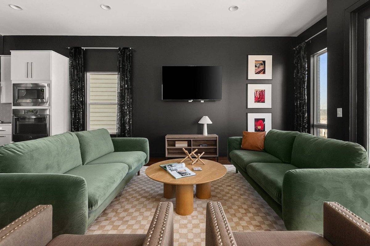 A11 ~ 12 Beds on 12 South in Gulch ~ New Remodel gallery image 2