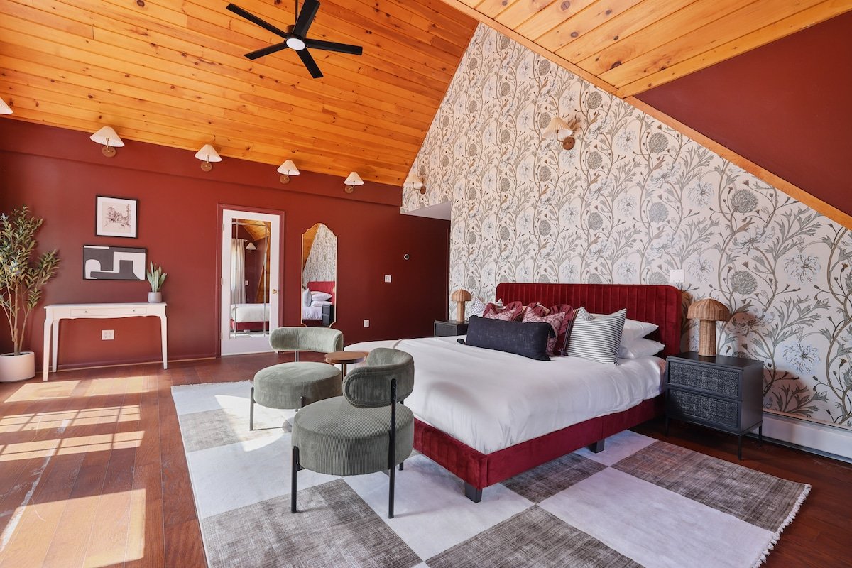 The Dollhouse – Andes w/ Sauna, Gym, Poker Room gallery image 2