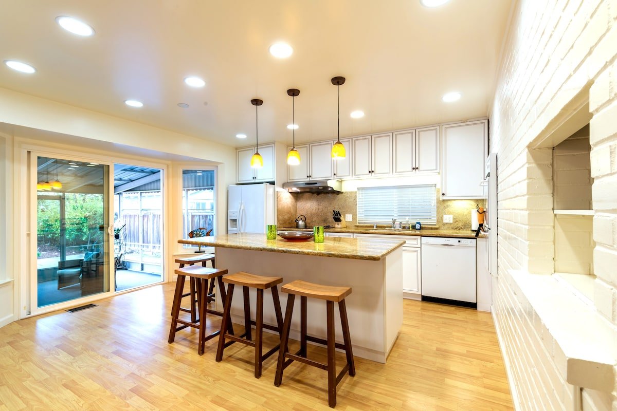 LA: Spacious + Comfortable in Palo Alto-4 bedroom gallery image 3