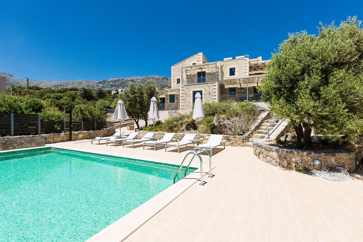 Sea views, private pool and near the beach gallery image 3