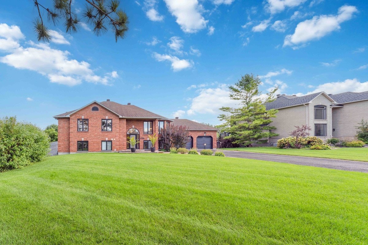 LakeHouse8MinFrom Airport 4Bed4BathHtubSaunaGym gallery image 4