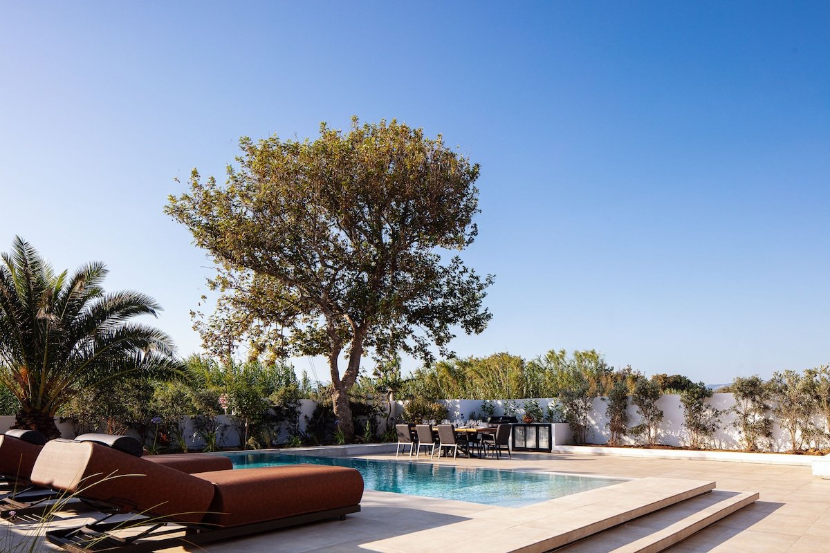 Nuera I: Modern 5BR Villa, 300m from the Beach gallery image 3