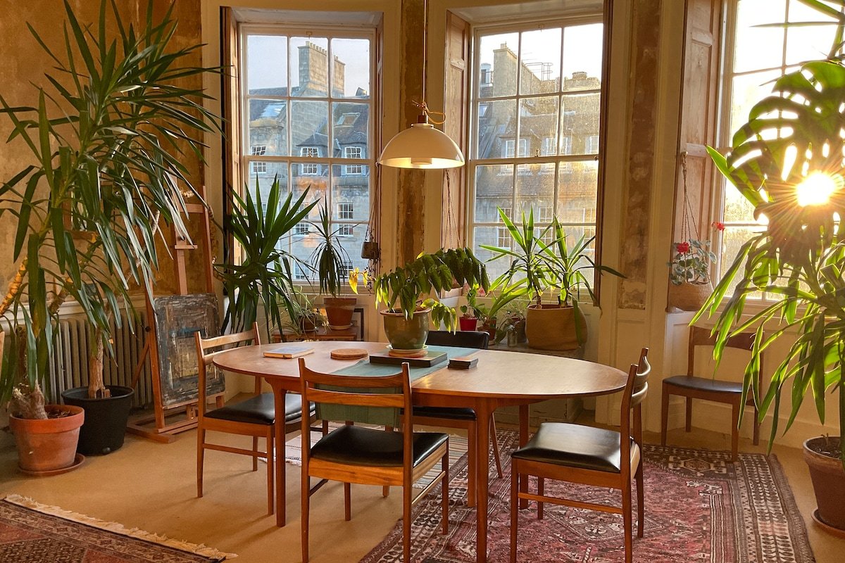 Leafy & Spacious Artists Home. Super Central. gallery image 2