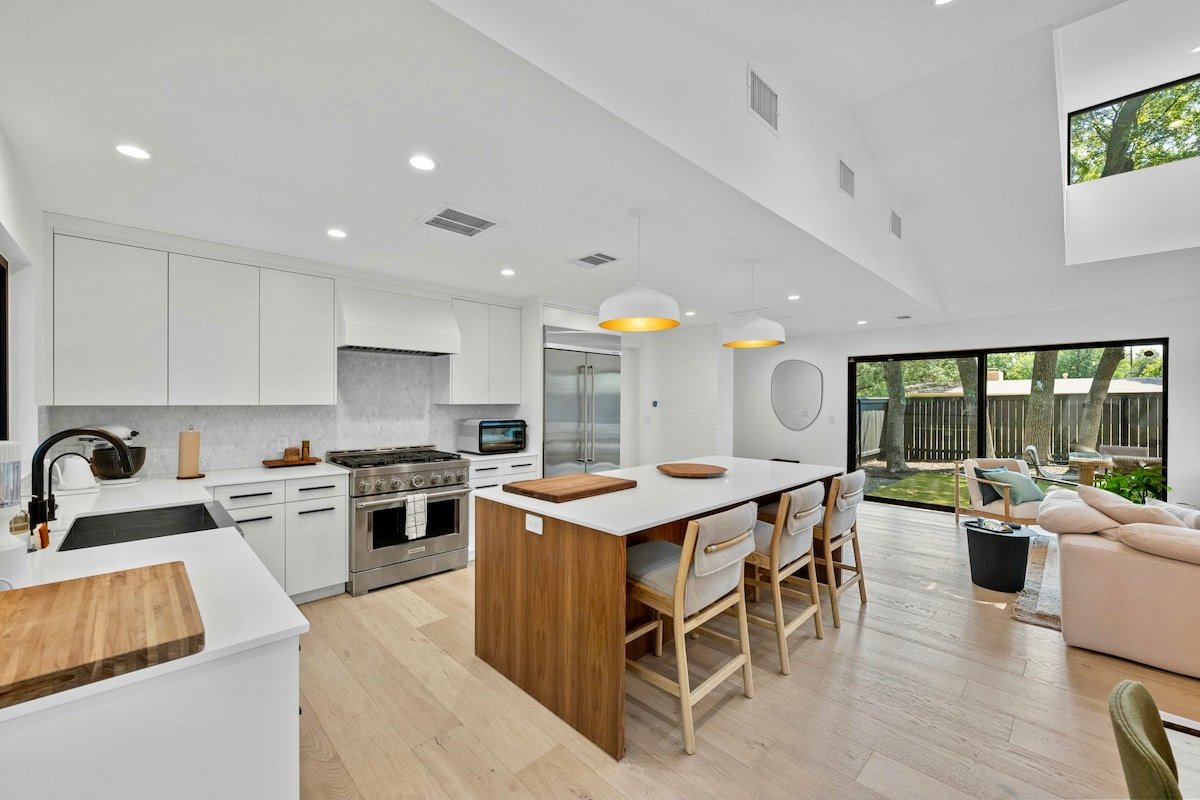 Stunning Mid-century Modern Perfection With Sauna! gallery image 4