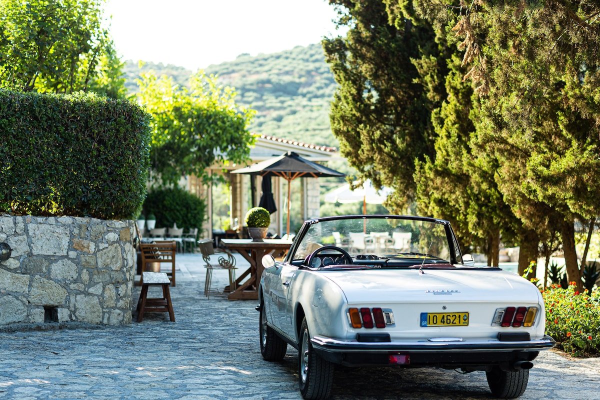 A Grand Estate, with 2 Pools, Gym & Tennis Court gallery image 4