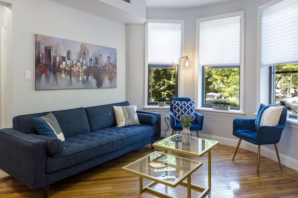 Lux 16 Bedroom -Patios-1 Min To Train, sleeps 36 gallery image 5