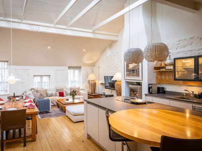 Luxurious three bedroom apartment in Mews building