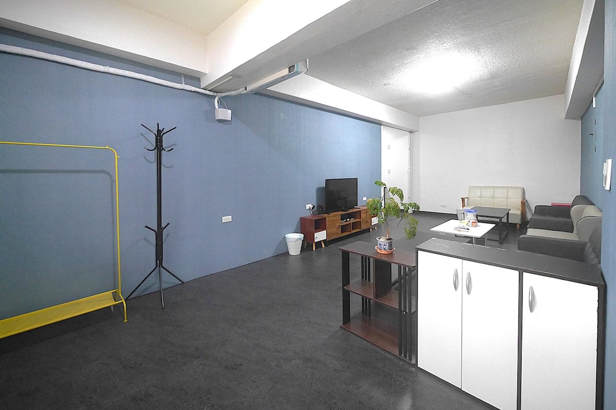 台北西門町 ~ 藍色天空 ~ (電梯/獨立門戶~10人以上入住，需加收費用~禁菸)! gallery image 3