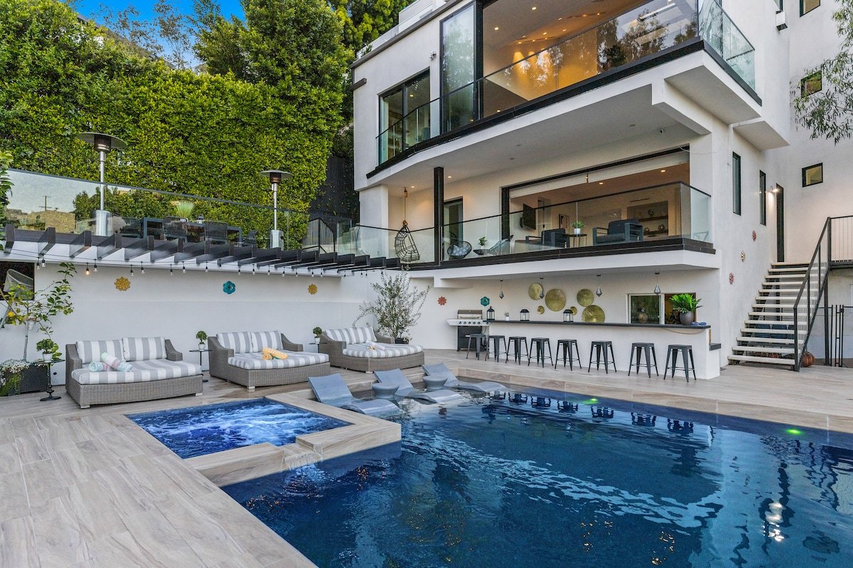 Scenic Hollywood Hills Oasis with Stunning Vistas gallery image 2