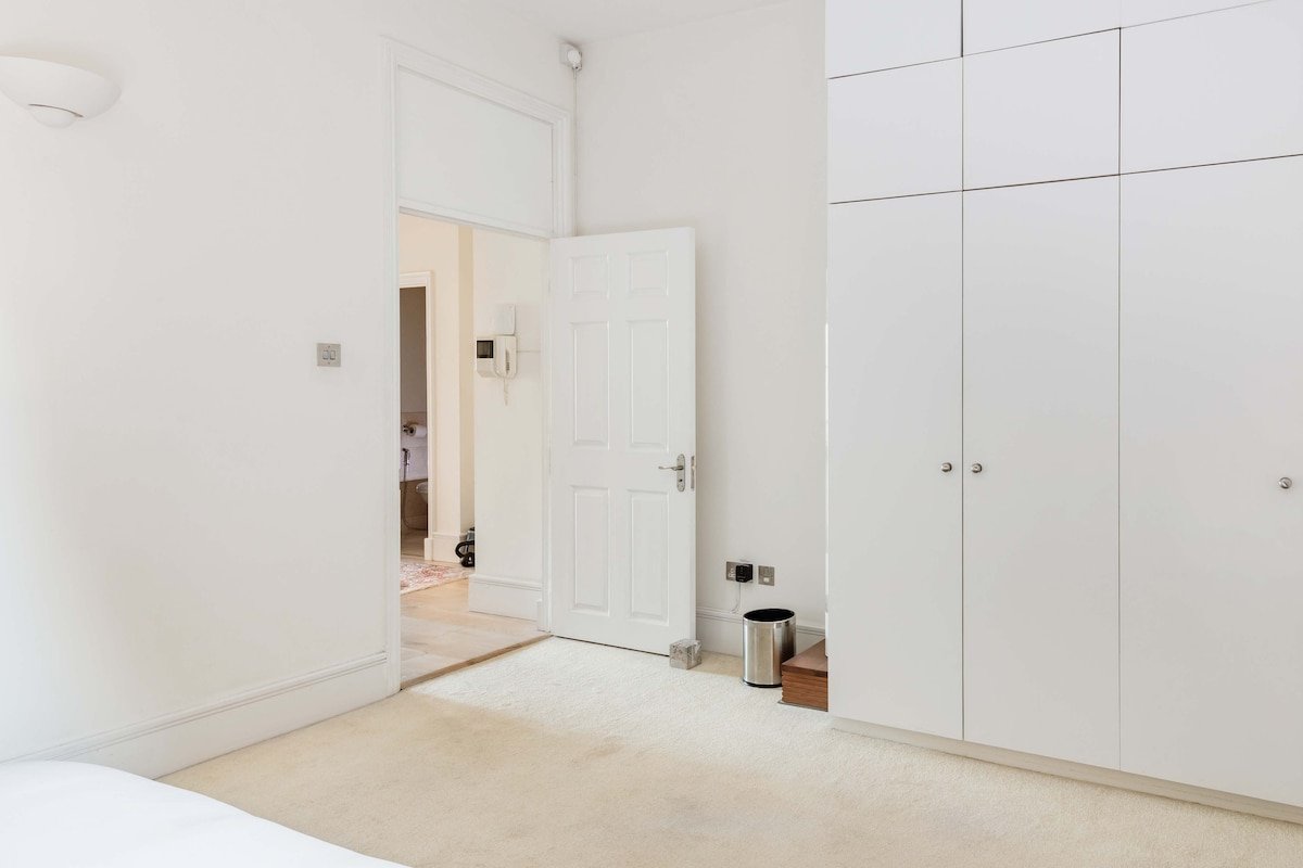 Walk to the Natural History Museum from a Bright Apartment gallery image 5