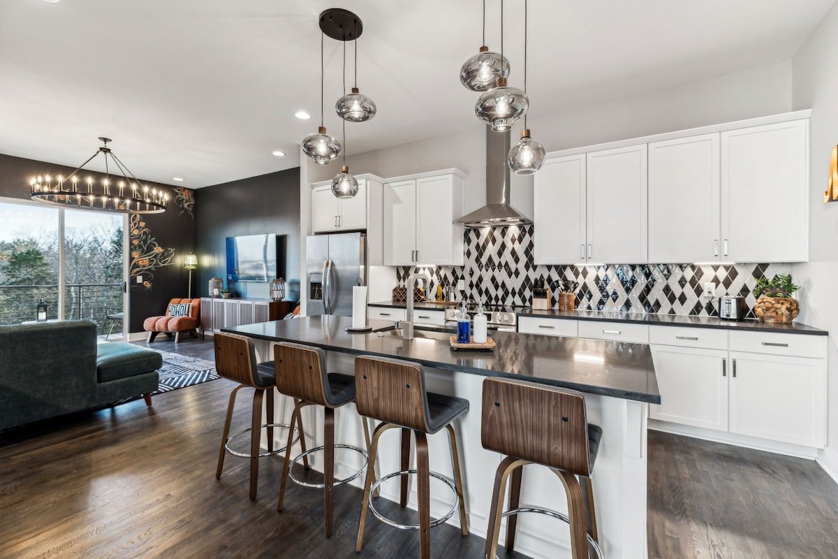 Hot Tub in Downtown! Stunning Design & Features gallery image 4