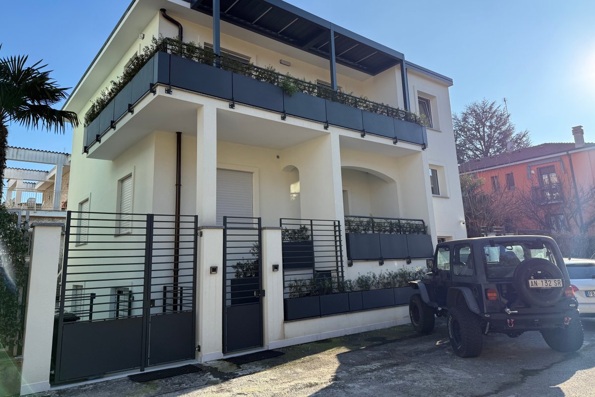 White House/Villa con posti auto