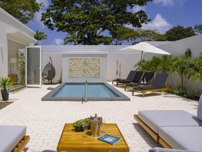 7 Porters Place – The White House on Mango Drive