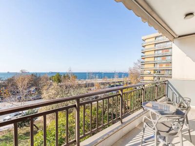 City Moon: Seafront 3-Bedroom Apt by halu!