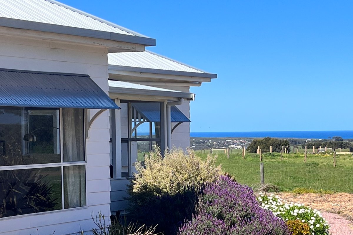The Farmhouse-Historic Ocean View Homestead