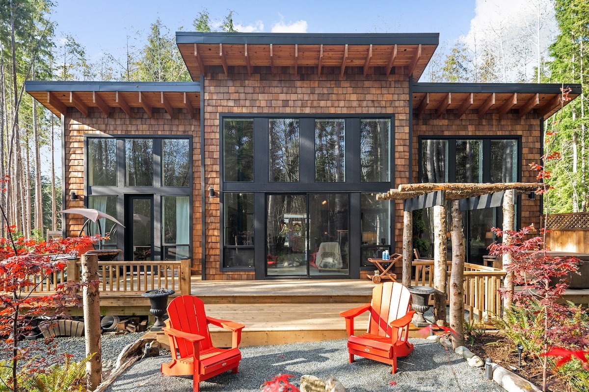 Magical retreat in Jordan River hot tub & sauna gallery image 2