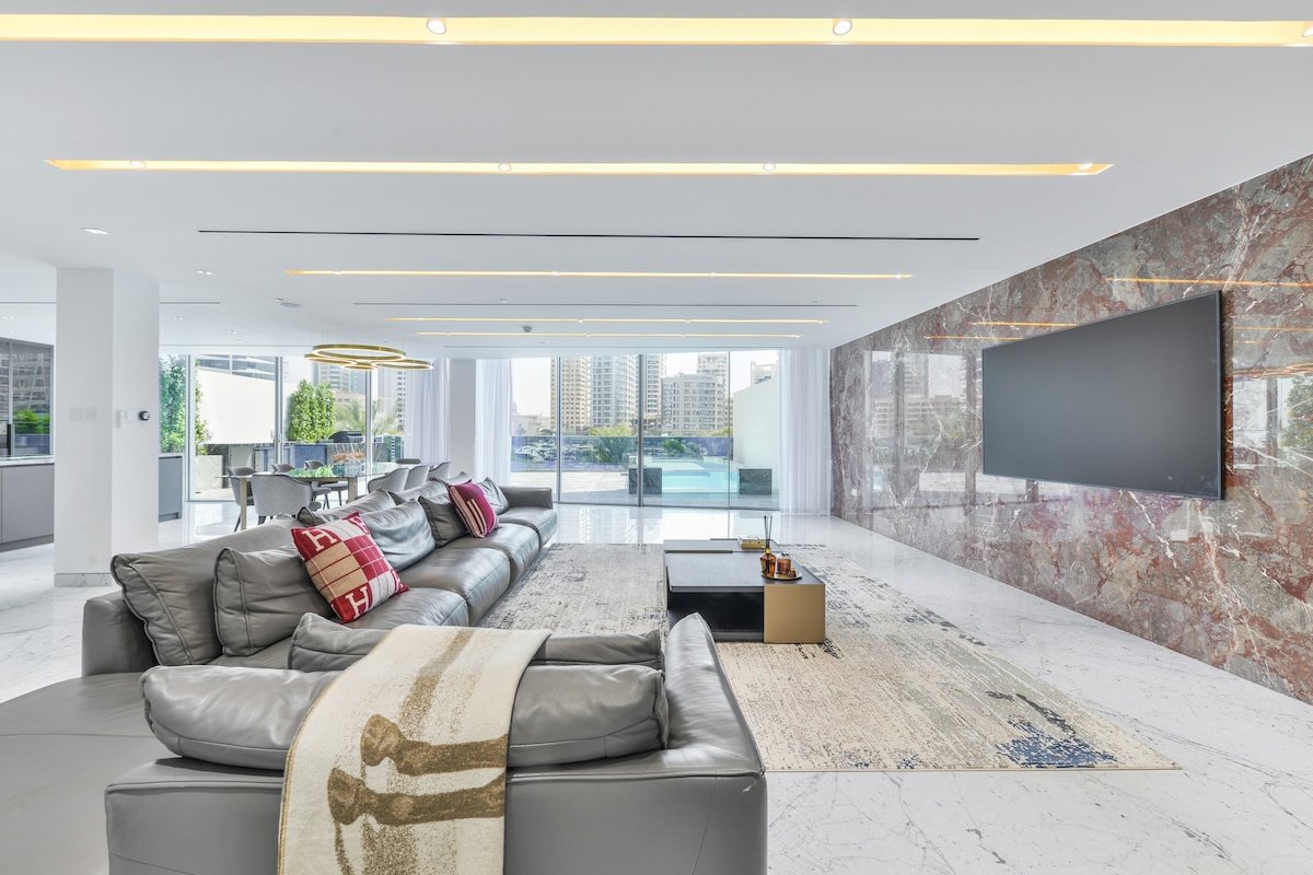 Designer Dubai Marina Getaway: 4BR Villa with Pool