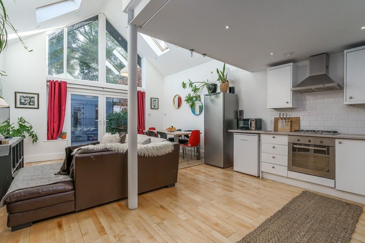 Large Dublin home, 2 mins to Sea/Dart/Aircoach. gallery image 2