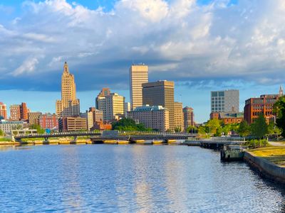 Riverfront Loft • Skyline Views • Walk to It All!